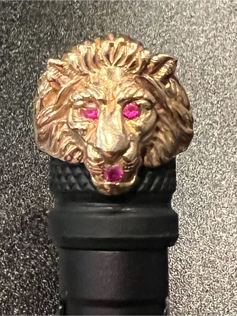 Beautiful Vintage 14K Gold Lion Ring Ruby Accents 14.03 grams  Size 8.5